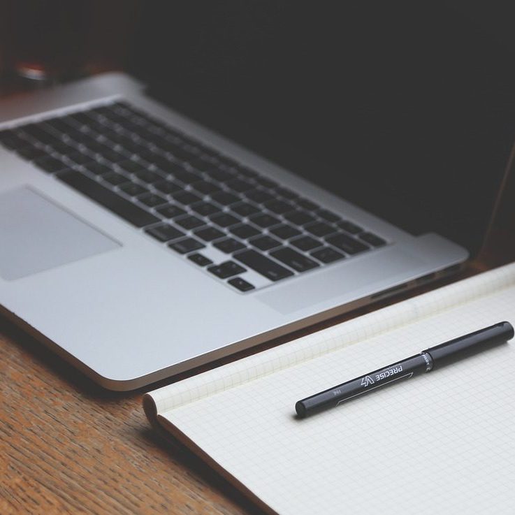 desk, laptop, notebook-593327.jpg